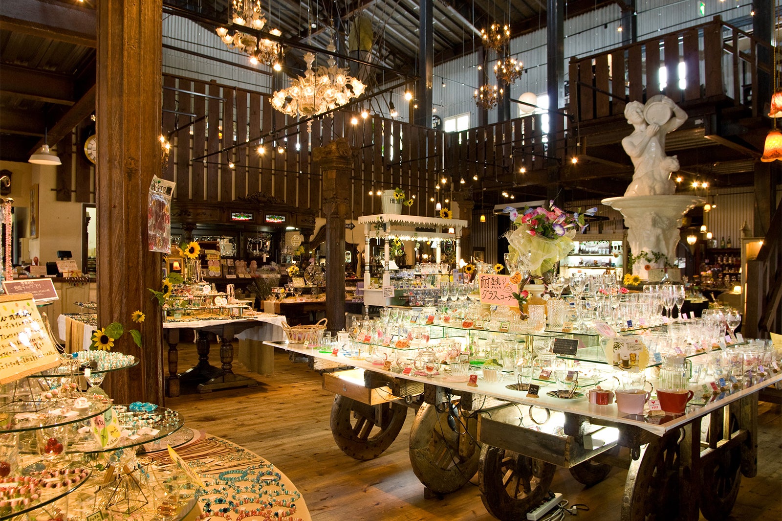 天然石アクセサリーなども販売しています（提供画像）