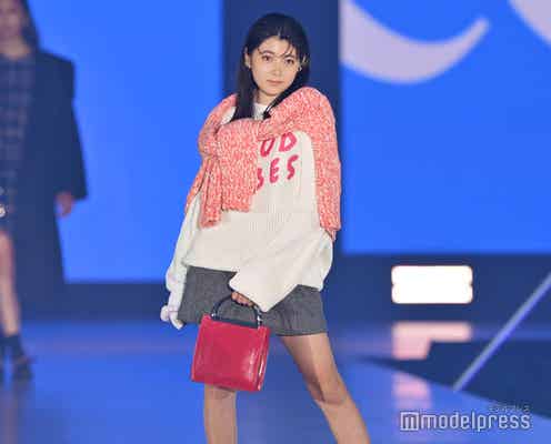 市川團⼗郎の長女・堀越麗禾「ガルアワ」で初ランウェイ ミニスカ着こなし堂々ポージング
