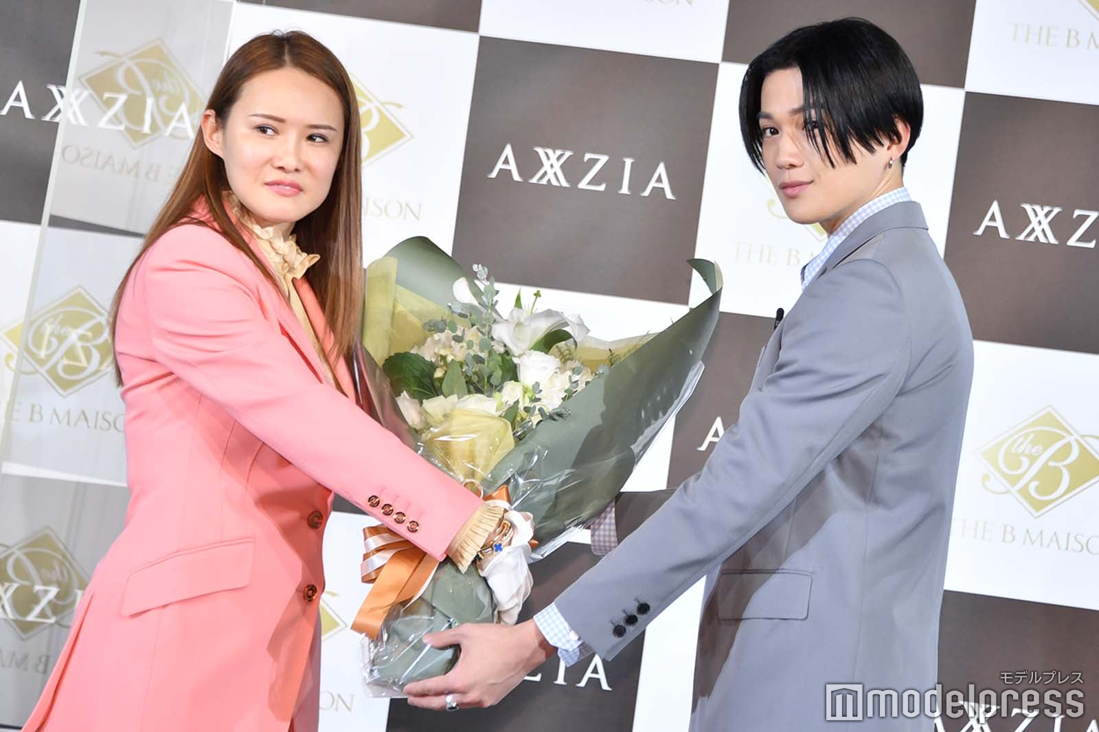 アンバサダー就任を祝福する花束を受け取る八木勇征 （C）モデルプレス