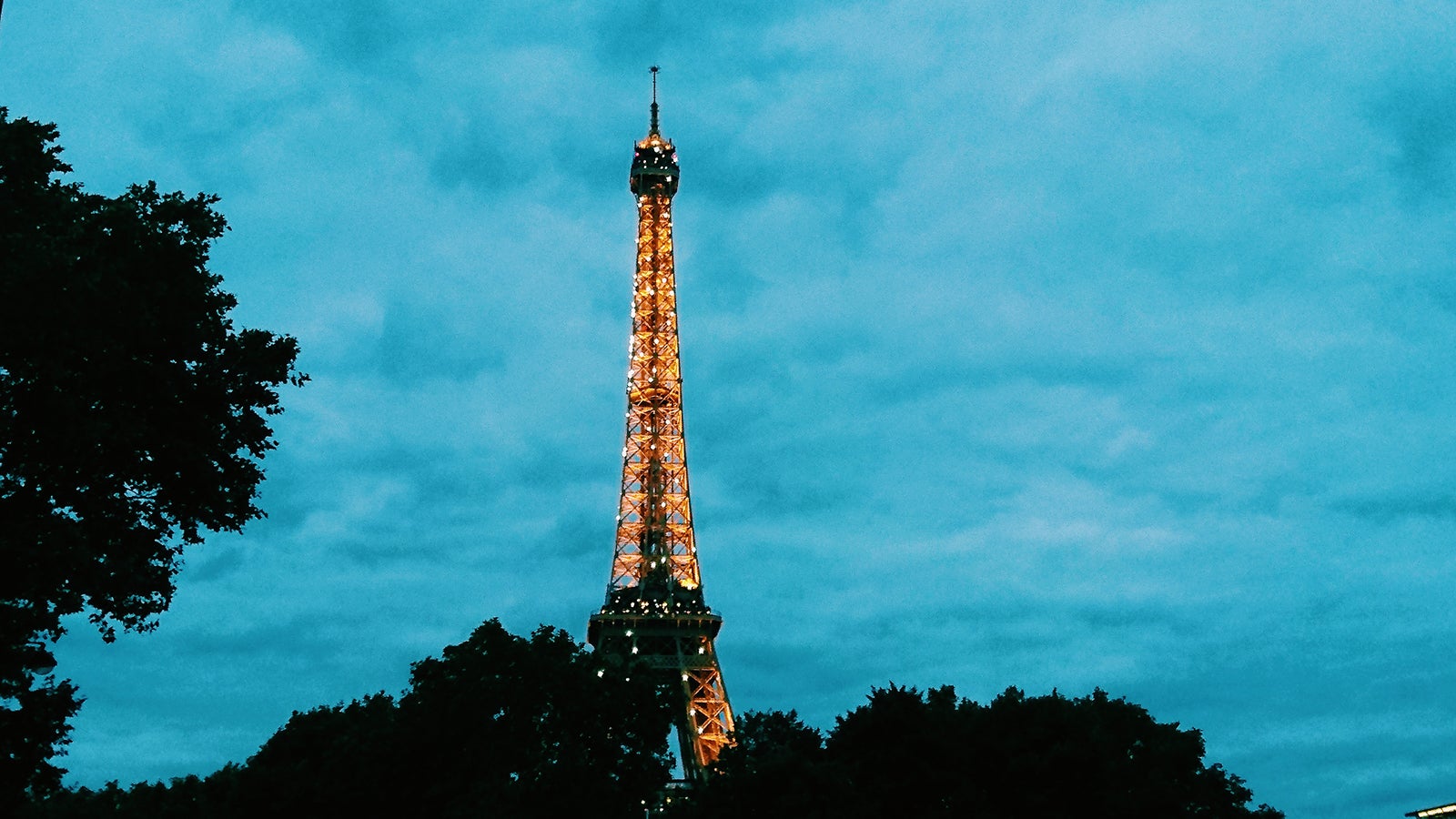 毎正時に大きくキラキラと輝くエッフェル塔／画像提供：所属事務所