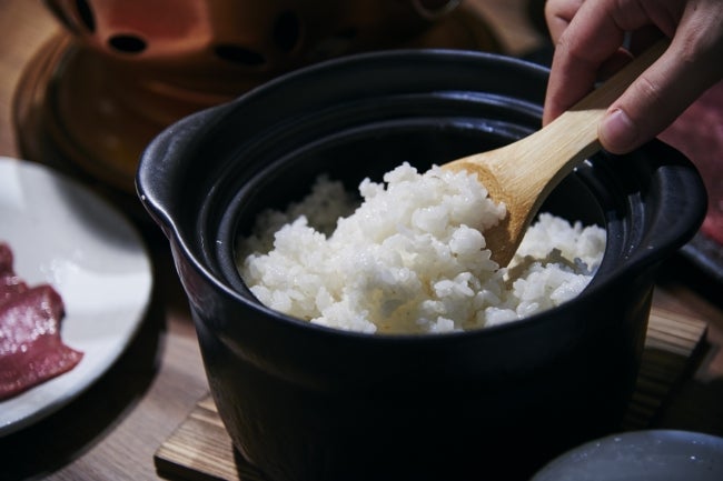 炊きたての土鍋ごはん／画像提供：焼肉ホルモン 青一