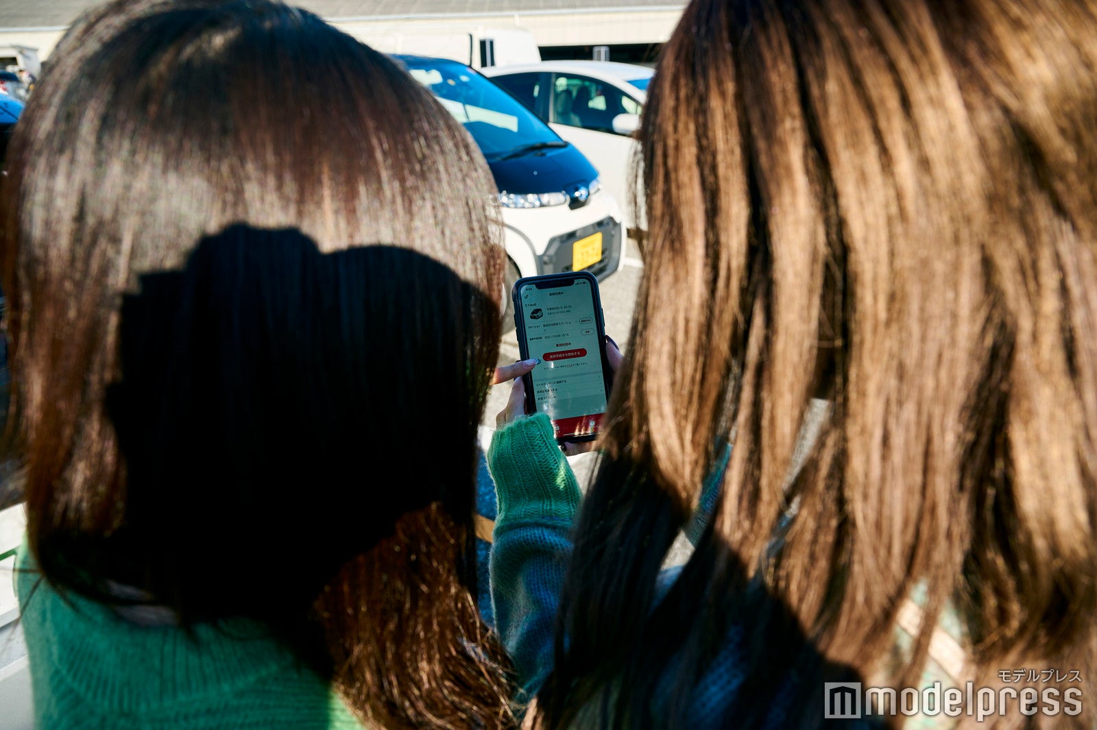 「NIKKO MaaS」を利用してEVシェアカーを借りる様子（C）モデルプレス