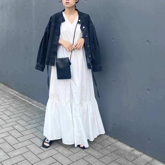 モノトーン 白ワンピース