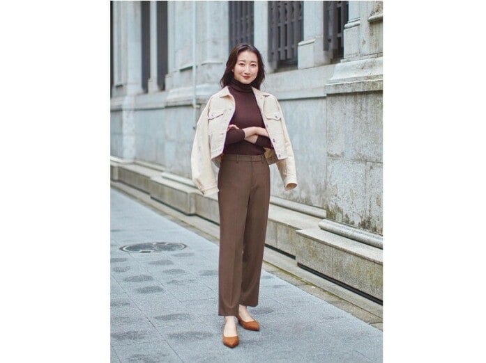 インナーにタートルネックを合わせてきれいめかつ暖かさもキープ　出典：StyleHint