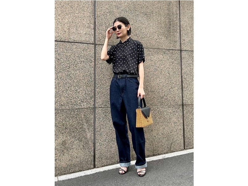 甘いイメージのドットブラウスもデニムで大人っぽく引き締めて　出典：StyleHint