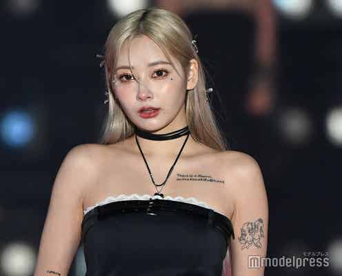 「小悪魔ageha」PyunA.(ぴょな)、タトゥー映えるミニ丈ワンピ姿で色気放出【関西コレクション 2024 S/S】