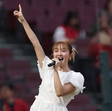 広島戦 白ワンピ姿の歌姫登場に球場沸く 「すごく温かく迎えていただいて本当に楽しませていただきました」