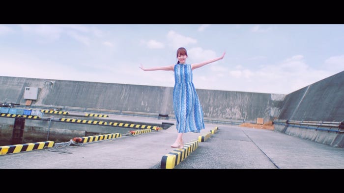 加藤史帆/「ママのドレス」MVより(提供画像)
