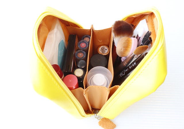 ムック本　ムック　付録　人気　おすすめ　オススメ　宝島社　宝島　レビュー　便利　優秀　当たり　最高　2023　ファミリーマート　ファミマ　ファミチキ　ポーチ　コスメポーチ　メイクポーチ