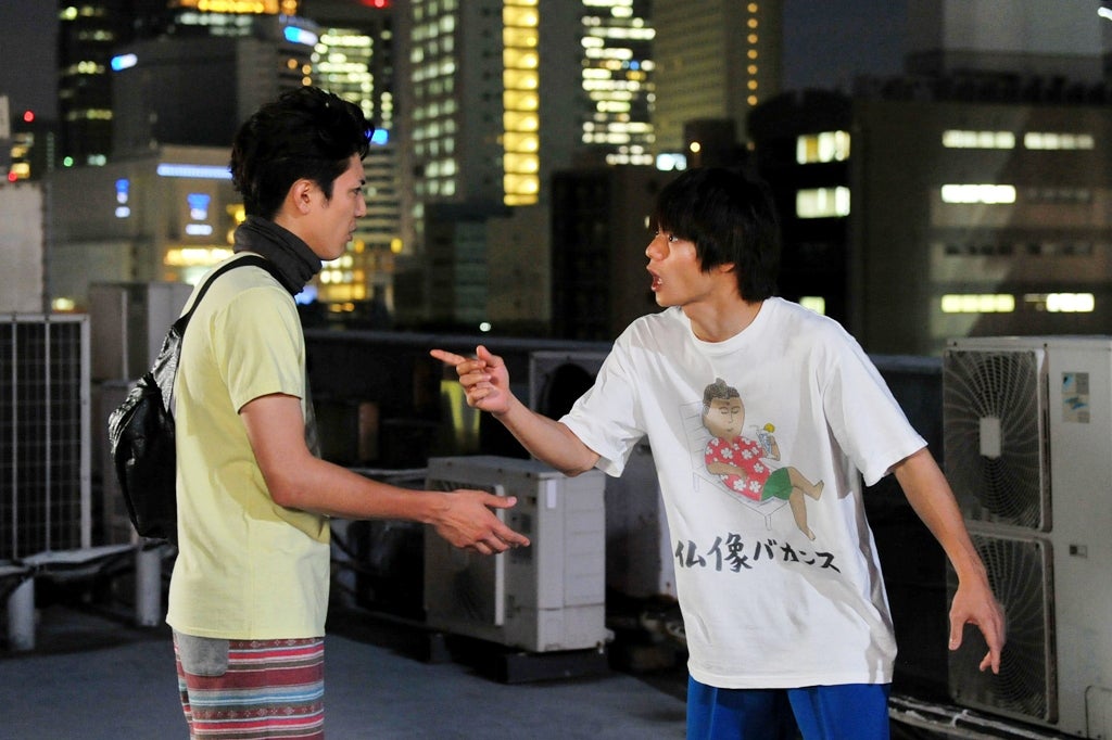 間宮祥太朗、窪田正孝／『僕たちがやりました』第4話より（C）関西テレビ