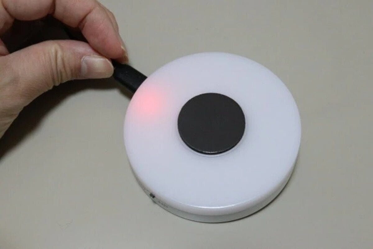 LEDシルエットライトをUSBケーブルで充電している写真