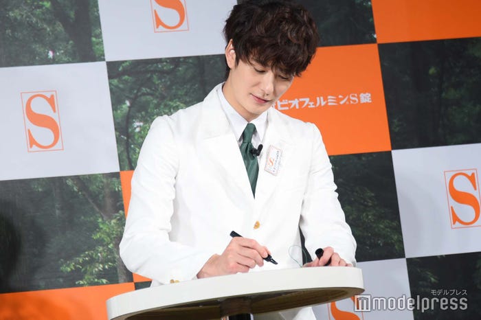 七夕の願い事を書いている岡田将生(C)モデルプレス