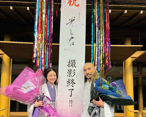 吉高由里子「光る君へ」柄本佑と笑顔でクランクアップ 1年半にわたる撮影終了