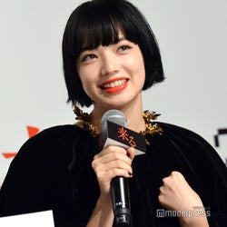 小松菜奈 全身タトゥーで 人生初 ピンク髪ショートに 来る 小松菜奈fans