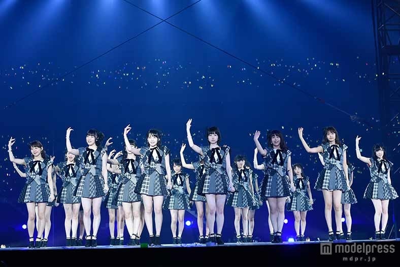 ライブの様子（C）AKS