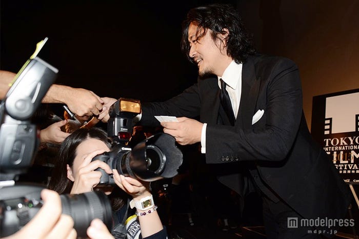 名刺を手渡す様子