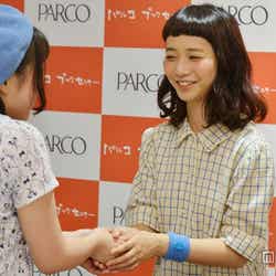 ファンと握手する三戸なつめ