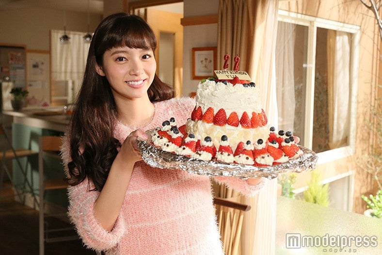 新川優愛、サプライズに感激　22歳の抱負を語る