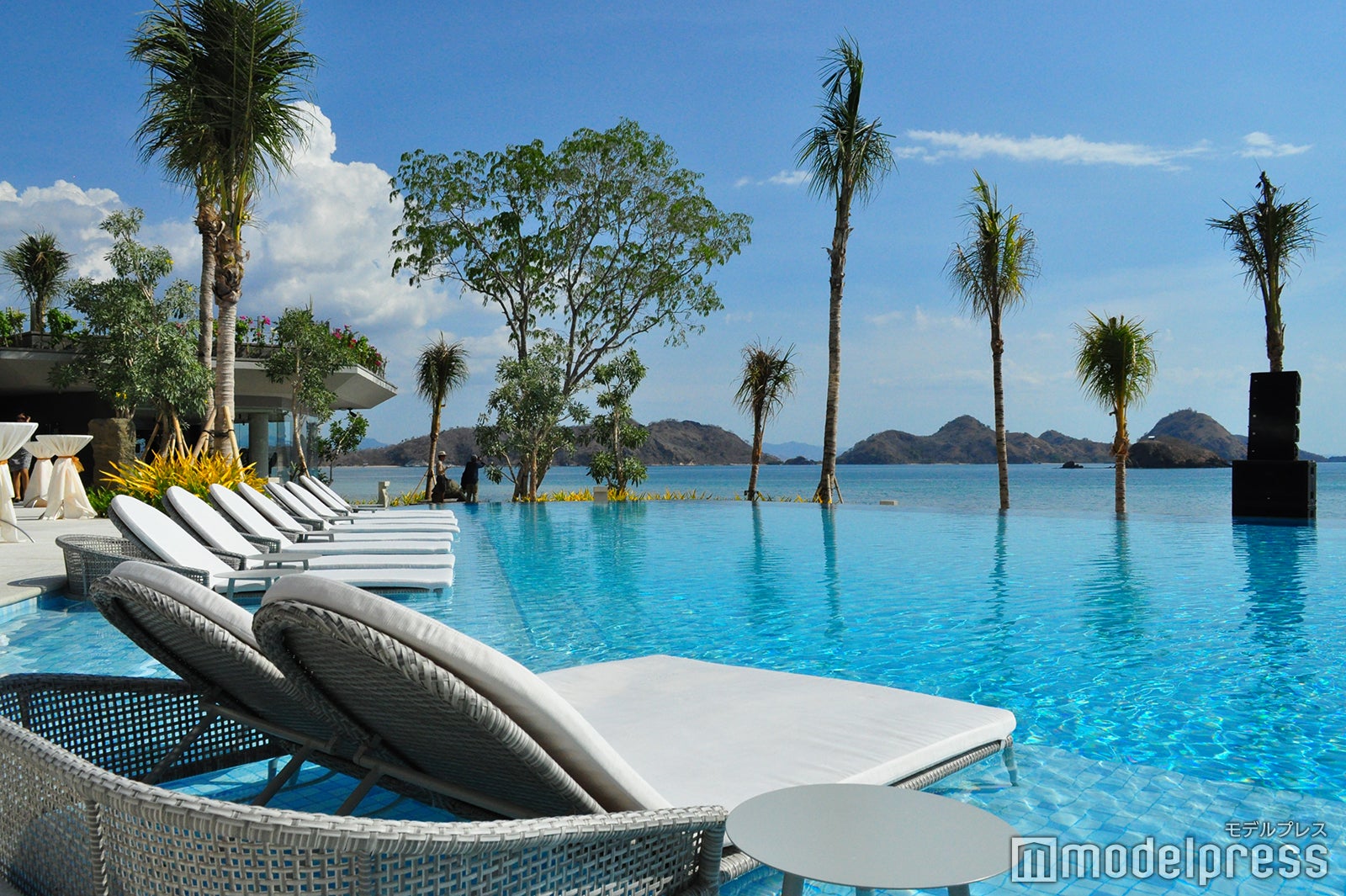 プールサイドのデッキチェアで日がなのんびり過ごすのも、リゾートホテルステイの醍醐味（C）モデルプレス