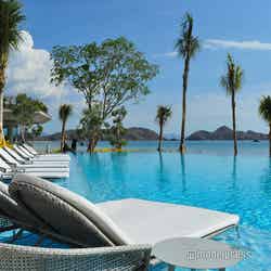 プールサイドのデッキチェアで日がなのんびり過ごすのも、リゾートホテルステイの醍醐味(C)モデルプレス