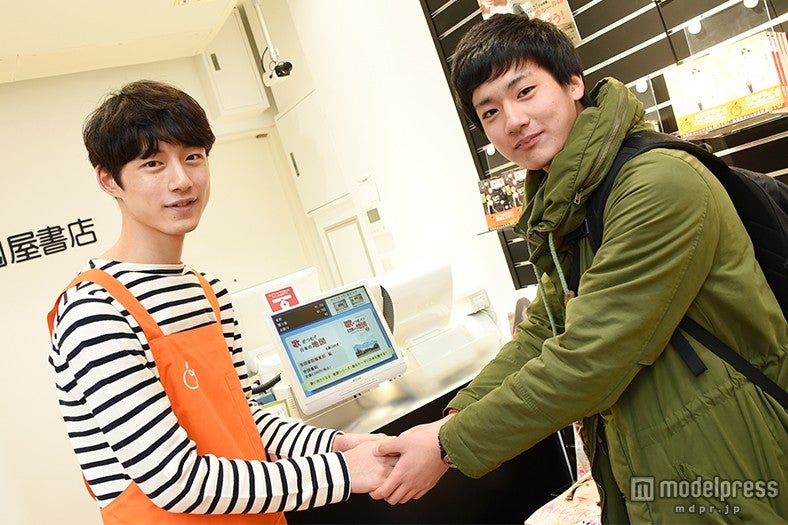 坂口健太郎（左）