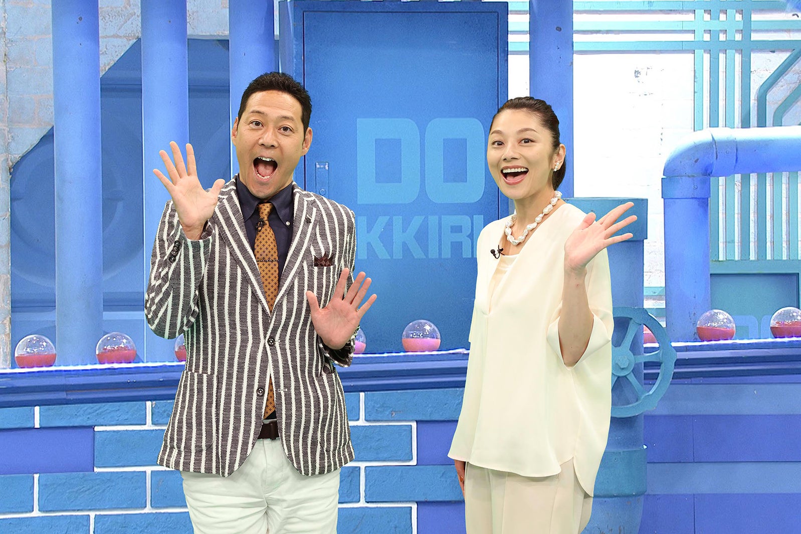 （左から）東野幸治、小池栄子（C）フジテレビ