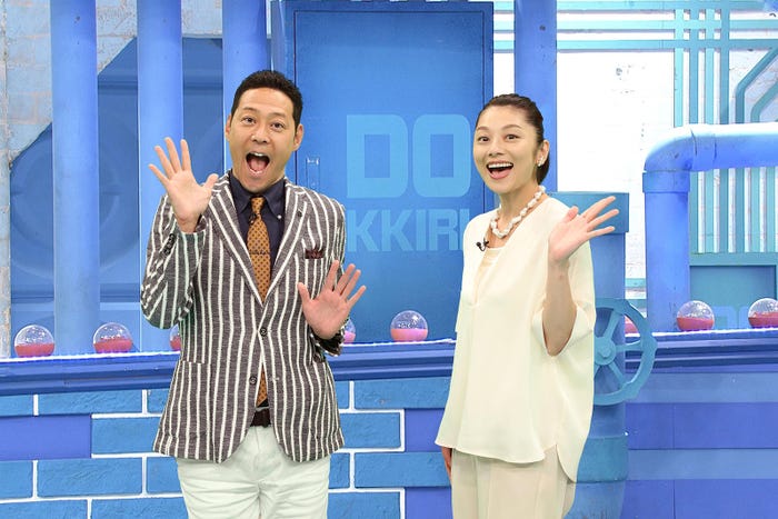 (左から)東野幸治、小池栄子(C)フジテレビ