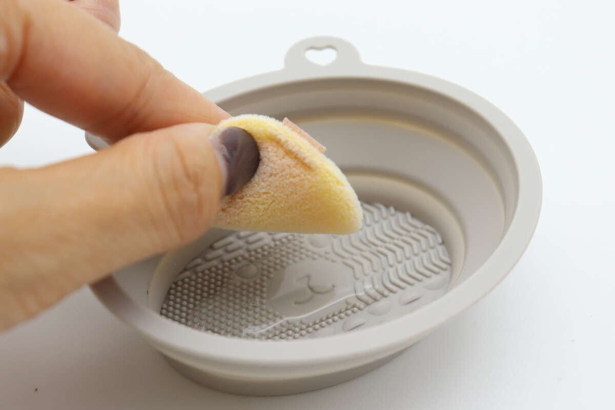 メイクブラシクリーナー　スポンジの洗浄