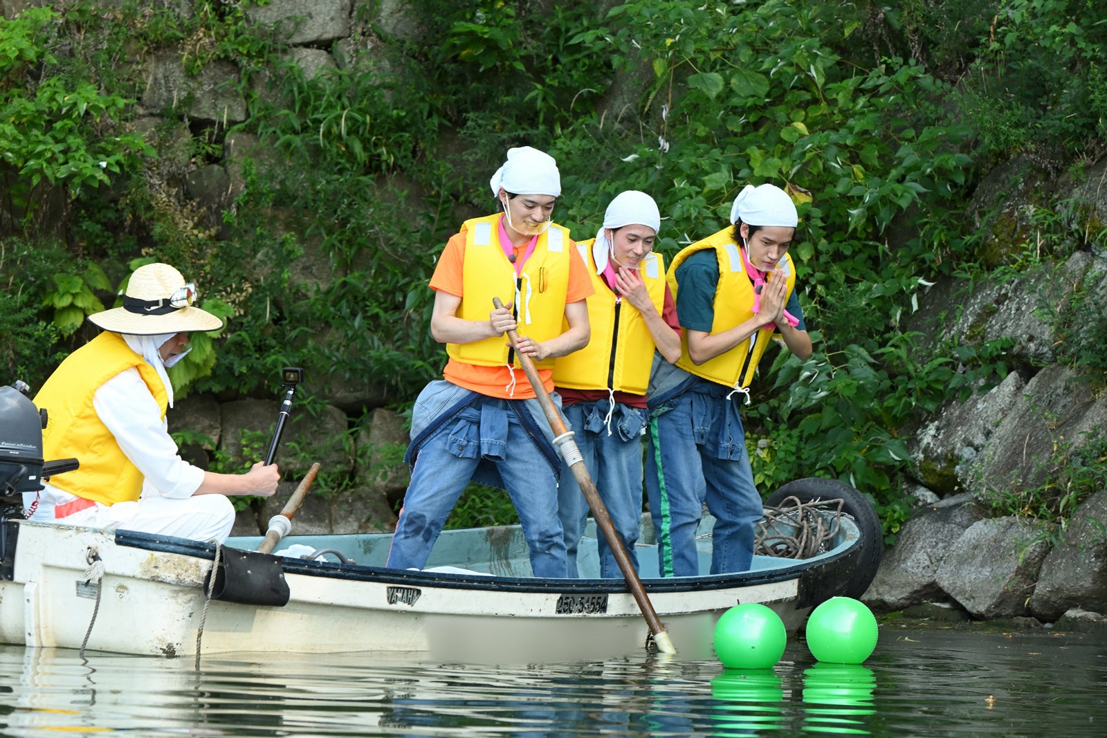 北外堀での生態調査（左から）有野晋哉、福本大晴、末澤誠也、佐野晶哉（C）MBS