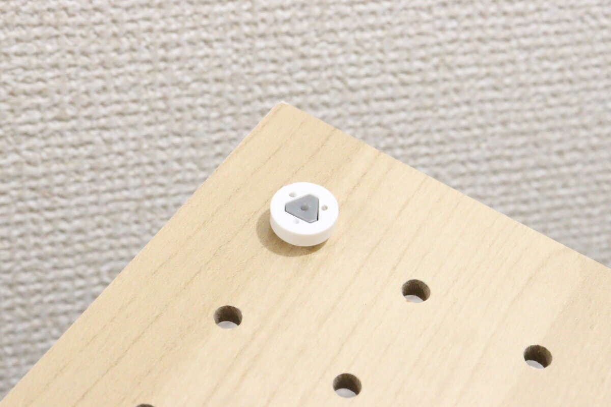 ダイソーの壁面に取り付けできるネジ型ピンの使い方