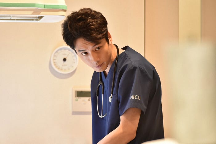 坂口健太郎/「コウノドリ」第1話より(画像提供:TBS)