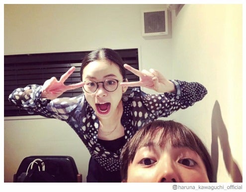 川口春奈「必ずハグしたくなる人」趣里との2ショット公開 「イノセンス」コンビに反響