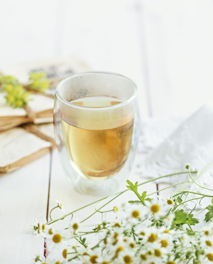 ジャーマンカモミール×リンデンのハーブティー/蛯原友里の書籍「きれいになるハーブ~おしゃれに暮らす幸せレシピ~」より(画像提供:小学館)