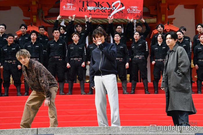 北村匠海(中央)の掛け声を待つ山田裕貴(左)、吉沢亮(右) (C)モデルプレス