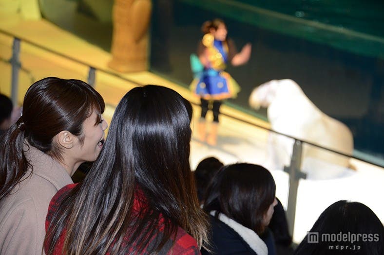 ショーを楽しむ島袋聖南、伊東大輝