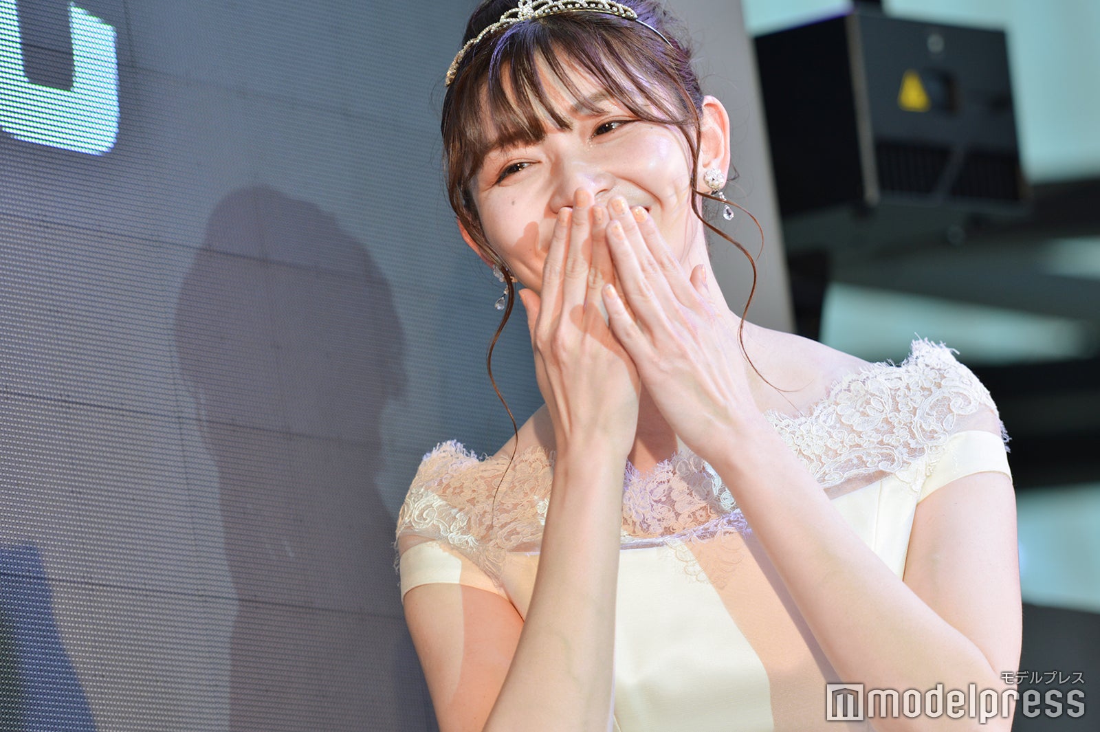 名前を呼ばれて涙する仲美由紀さん（C）モデルプレス