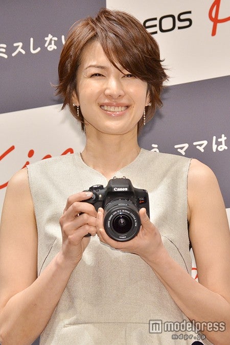 「キヤノンEOS Kiss X8i新CM発表会」に出席した吉瀬美智子