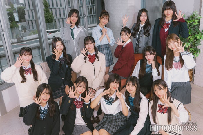 「女子高生ミスコン2024」ファイナリスト/(前列左から)Ayuさん、まなかさん、さなさん、さくらさん、りんかさん(中列左から)ななみさん、じゅりさん、さゆきさん、はるあさん、ミレイさん、るかさん(後列左から)みゆさん、れあちゅさん、さらさん、あやさん(C)モデルプレス