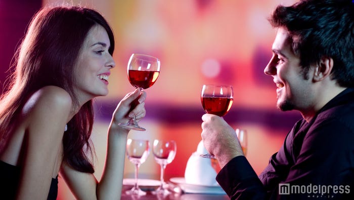 時間を気にせずほろ酔いデート(photo by vgstudio/Fotolia)