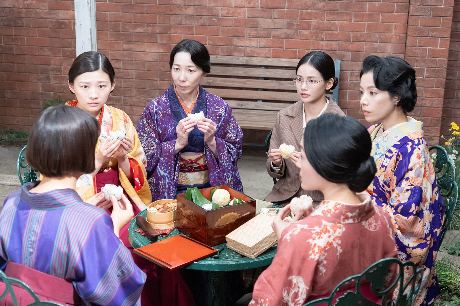 伊藤沙莉、平岩紙、ハ・ヨンス、桜井ユキ、安藤輪子「虎に翼」より（C）NHK