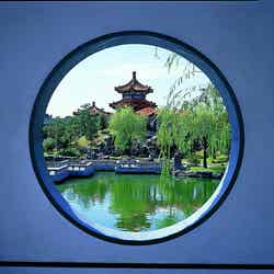まるで絵のように映る、円窓からの中国庭園の景色。（提供画像）