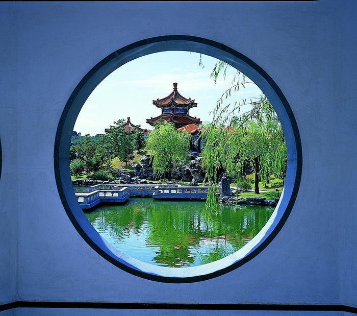 まるで絵のように映る、円窓からの中国庭園の景色。（提供画像）