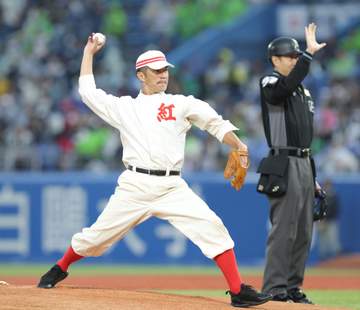 ヤクルト戦 “奇跡のバックホーム”松山商OBの矢野勝嗣氏が始球式 拍手と歓声に包まれる