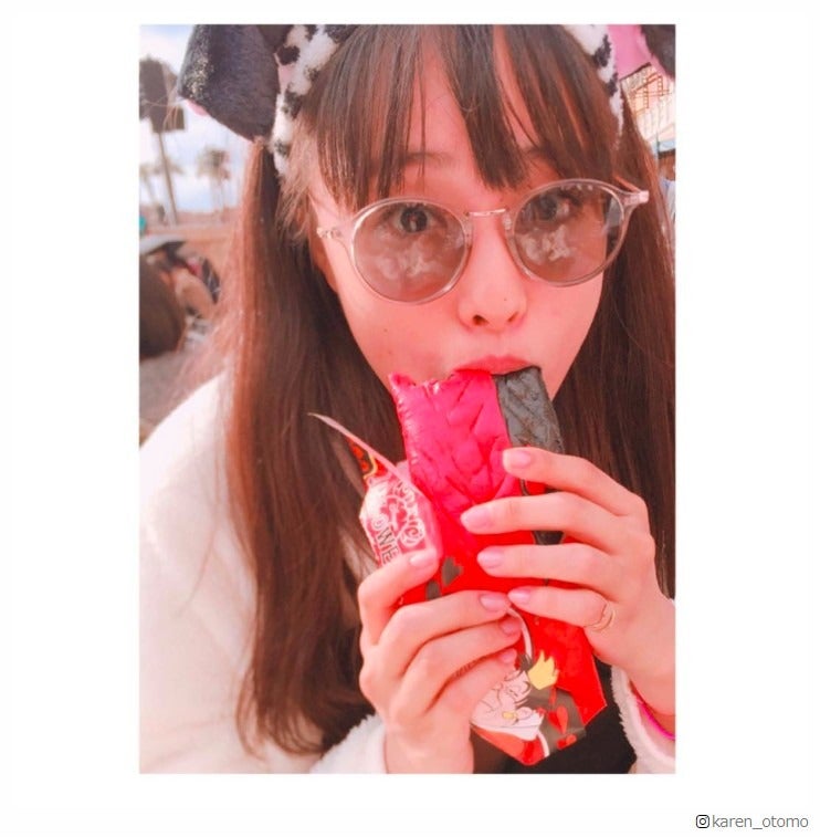 大友花恋、プライベートでディズニーへ「家族全員お揃い」コーデで満喫