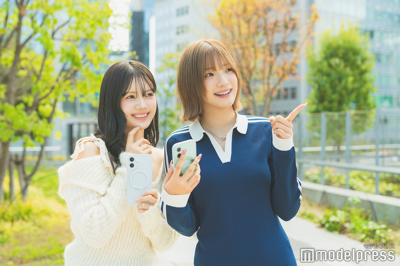 「どこから巡ろう？」と悩む2人/青井乃乃、溝部ひかる（C）モデルプレス