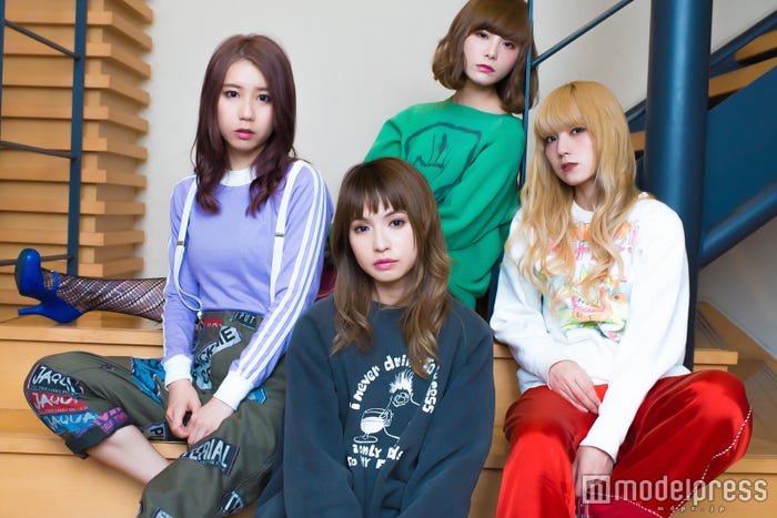 SCANDAL(左から)TOMOMI、HARUNA、RINA、MAMI(C)モデルプレス