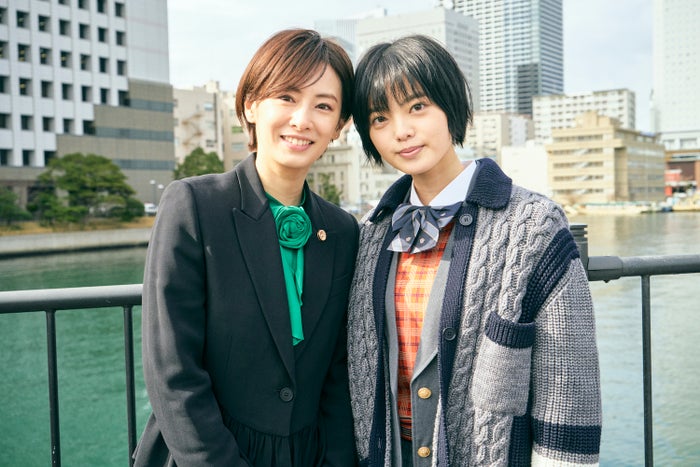 北川景子、平手友梨奈（C）2021映画「さんかく窓の外側は夜」製作委員会 （C）Tomoko Yamashita／libre<br>
