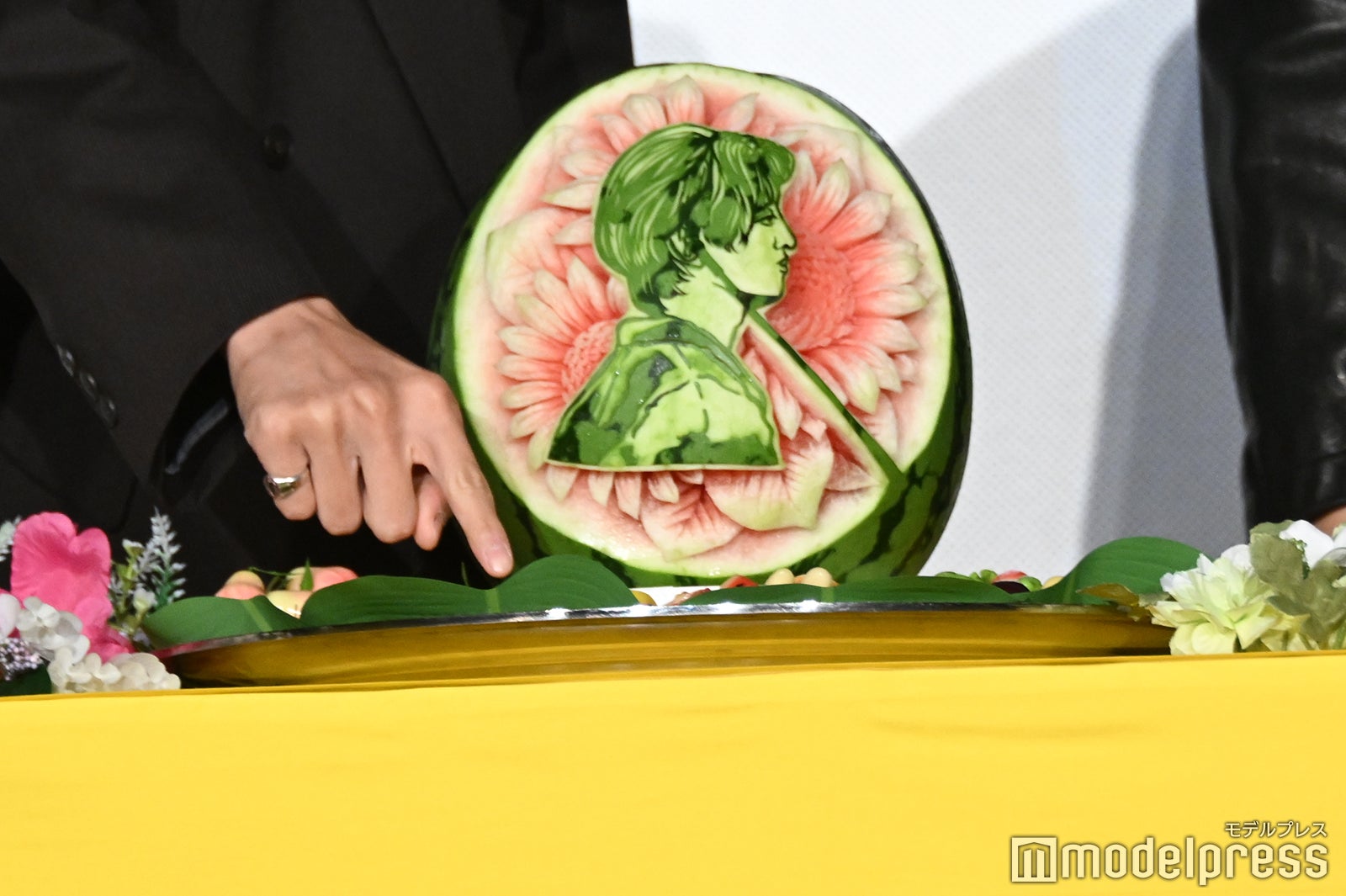 カイ（向井康二）のビジュアルが描かれたカービング（C）モデルプレス