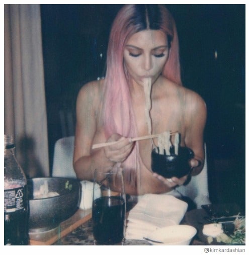 トップレスでうどんを食すキム・カーダシアンに反響「ヌードとヌードルのコラボ」