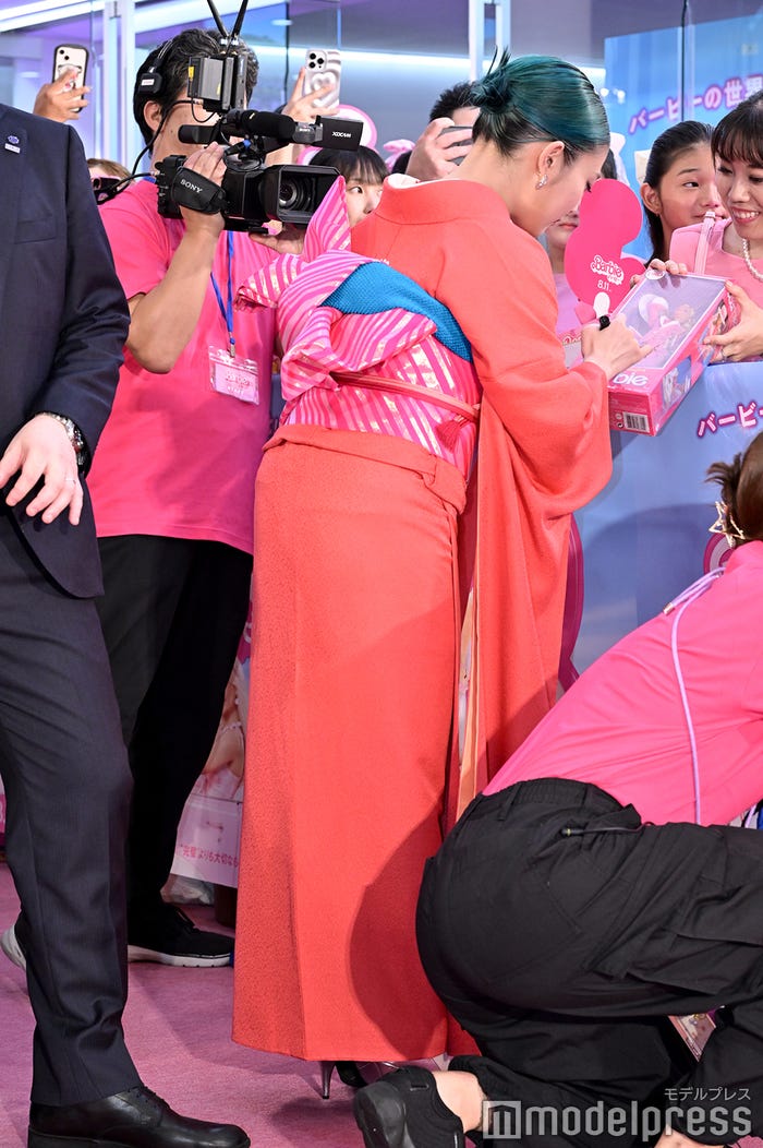 ファンサービスを行う高畑充希(C)モデルプレス